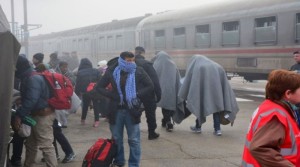 Slavonski Brod, 3.11.2015 -  U zimski tranzitni centar u Slavonskom Brodu u utorak oko 7,30 sati stigao je prvi vlak s tisuæu migranata i izbjeglica koji su veæ ranije uli u Hrvatsku,  rekao je novinarima ministar unutarnjih poslova Ranko Ostojiæ. foto HINA/ ua