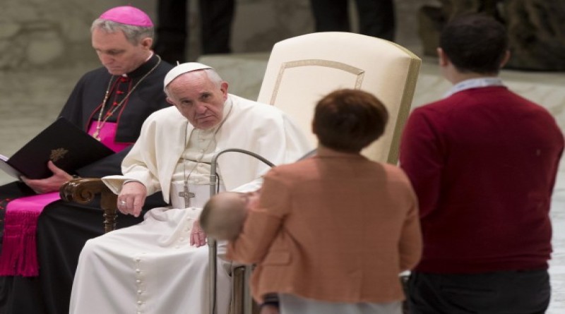 epa05068646 Pope Francis (2-L), during an audience with groups of the 'Progetto Policoro' of the Italian Episcopal Conference - CEI in Nervi Hall of the Vatican City, 14 December 2015. EPA/CLAUDIO PERI