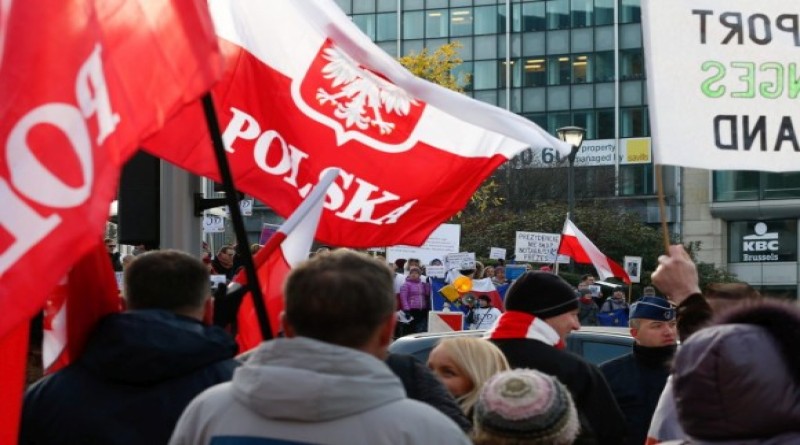 epa05108461 Supporters of the new Polish government in front of the European institutions in Brussels, Belgium, 18 January 2016. Polish President Andrzej Duda visited Brussels the same day. Duda was scheduled to hold talks with officials in Brussels, including with EU President Donald Tusk, a fellow Pole. EPA/LAURENT DUBRULE