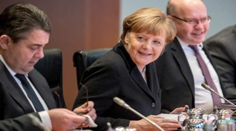 epa05128717 German Chancellor Angela Merkel (C) sits between Minister of Economic Affairs Sigmar Gabriel (L) and Chief of Staff of the Federal Chancellery, Peter Altmaier (R), during a cabinet meeting at the Federal Chancellery in Berlin, Germany, 27 January 2016. The annual economic report and the bill on the deportation of delinquent foreigners are some of the topics under discussion.  EPA/MICHAEL KAPPELER