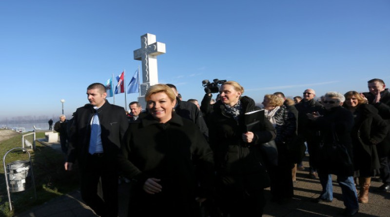 Vukovar, 14.01.2016. - Trodnevni boravak predsjednice Republike Kolinde Gabar-Kitaroviæ u Vukovaru gdje je privremeno izmjestila svoj ured, slubeno je poèeo u èetvrtak sveèanim podizanjem dravne zastave ispred Palaèe Srijem u kojoj je sjedite Vukovarsko-srijemske upanije. Na fotografiji predsjednica Grabar-Kitaroviæ prilikom odavanja poèasti svima koji su svoj ivot dali za slobodnu i neovisnu Hrvatsku kod Kria na uæu Vuke u Dunav.  foto HINA / mm