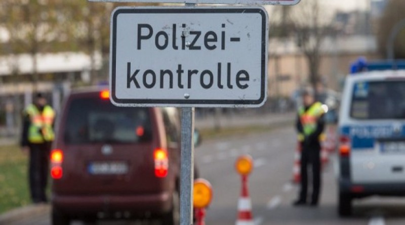 epa05024181 Border control police check cars in the border between France and Germany in Kehl, Germany, 14 November 2015. At least 120 people have been killed in a series of attacks in Paris on 13 November, according to French officials.  EPA/PATRICK SEEGER