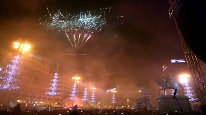 Zagreb, 01.01.2016 - Doček Nove 2016. godine na Trgu bana Josipa Jelačića u Zagrebu. Na slici novogodišnji vatromet. foto HINA/ Denis CERIĆ /dc