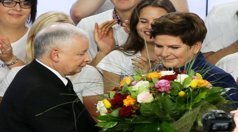 epa04996139 Conservative Law and Justice (PiS) leader Jaroslaw Kaczynski (L) gives flowers to Law and Justice candidate for the Prime Minister Beata Szydlo (R) as they celebrate during parliamentary elections night in Warsaw, Poland, 25 October 2015. Conservative Law and Justice (PiS) wins Polish parliamentary elections with 39,1 per cent of the vote and the ruling party Civic Platform (PO) 23.4 percent according to Ipsos poll. Third Kukiz'15 got 9 percent and fourth is Nowoczesna party with 7,1 percent of votes.  PAP/PAWEL SUPERNAK POLAND OUT  EPA/PAWEL SUPERNAK POLAND OUT