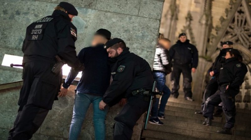 epa05089093 Police check suspects at the Cologne Central Station in Cologne, Germany, 05 January 2016. On New Years Eve dozens of women were molested and robbed around the Cologne Central Station.  EPA/MARIUS BECKER