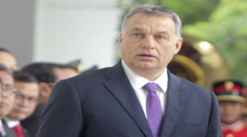 epa05138108 Indonesian President Joko Widodo (R) talks to Hungarian Prime Minister Viktor Orban (L) upon his arrival at Merdeka Palace, in Jakarta, Indonesia, 01 February 2016. Orban, accompanied by several ministers, is in Indonesia to discuss ties between the two countries.  EPA/ADI WEDA