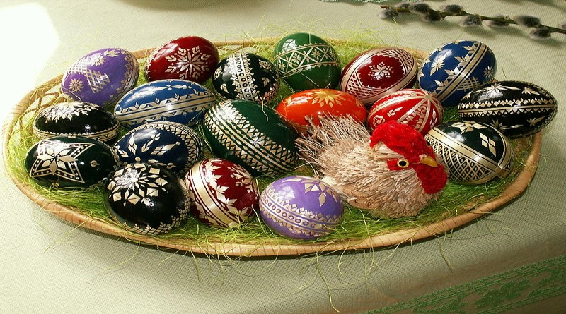 800px-Easter_eggs_-_straw_decoration