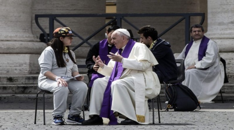 epa05273334 Pope Francis hears confessions of young faithfuls during the Jubilee for Teens in Saint Peter's Square, Vatican, 23 April 2016. According to Vatican radio the Pope listened to confessions for more than an hour and was joined in the square by more than 150 priests to hear confessions. EPA/ANGELO CARCONI