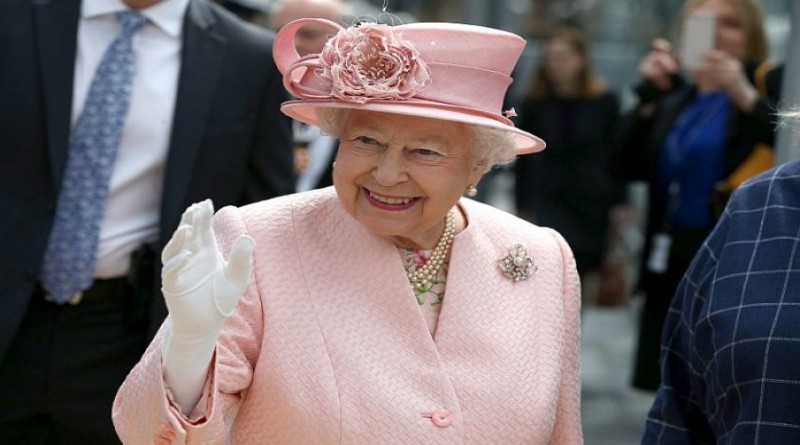 epa05383013 Britain's Queen Elizabeth II arrives at Liverpool Lime Street train station for a visit to Liverpool, Britain, 22 June 2016. The Queen is in Liverpool to visit the International Festival for Business and to open a Chlidren's Hospital.  EPA/NIGEL RODDIS