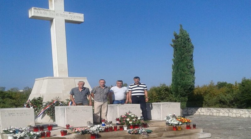 DUVNJACI NAZOČILI OTKRIVANJU SPOMENIKA MIRU BAREŠIĆU