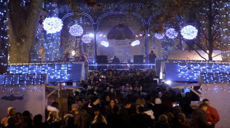 Zagreb, 26. studenoga 2016. - Advent u Zagrebu, koji je zapoèeo veèeras i odvija se na vie lokacija u gradu, u parku Zrinjevac okupio je brojne Zagrepèane.  foto HINA / Lana SLIVAR DOMINIÆ / mm