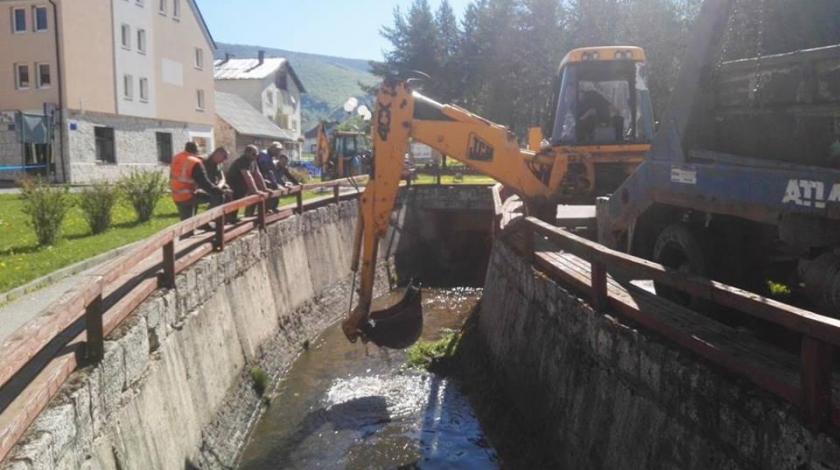 Kupres: Održana akcija čišćenja i uređenja centra grada