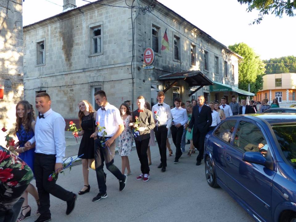 (FOTO) U petak učenici Osnovne škole Glamoč su proslavili maturalnu vecer