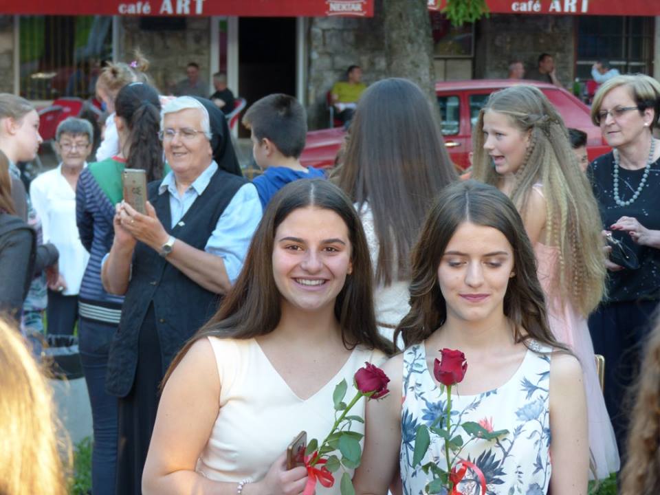 (FOTO) U petak učenici Osnovne škole Glamoč su proslavili maturalnu vecer