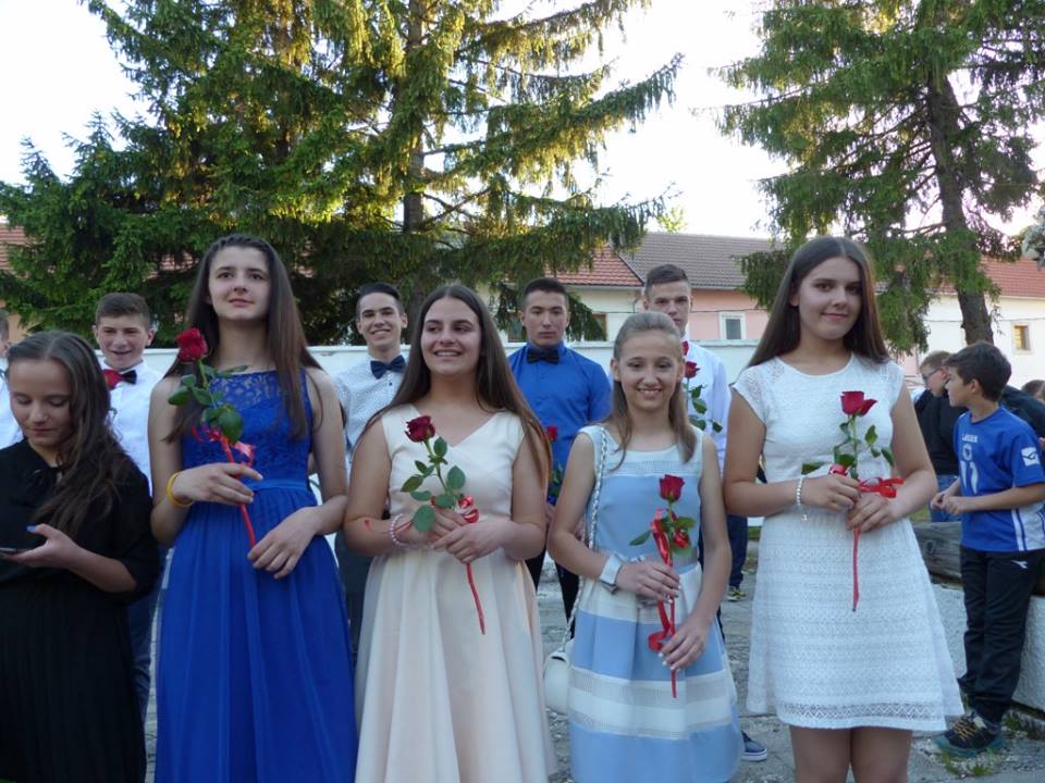 (FOTO) U petak učenici Osnovne škole Glamoč su proslavili maturalnu vecer