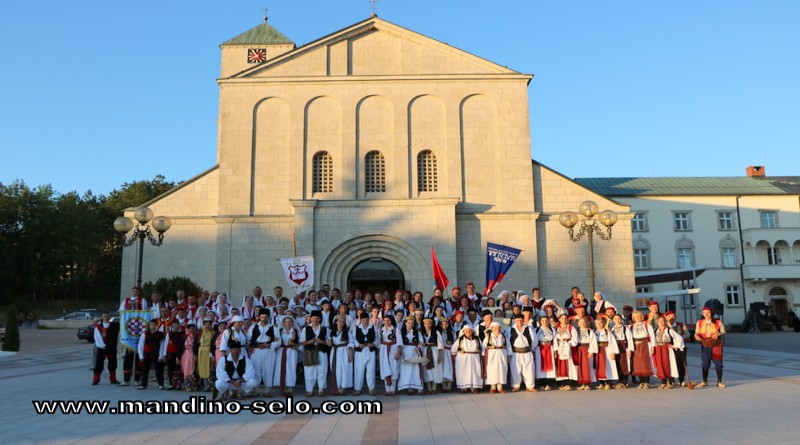 PREKRASNA VEČER UZ FOLKLOR I TRADICIJSKE OBIČAJE