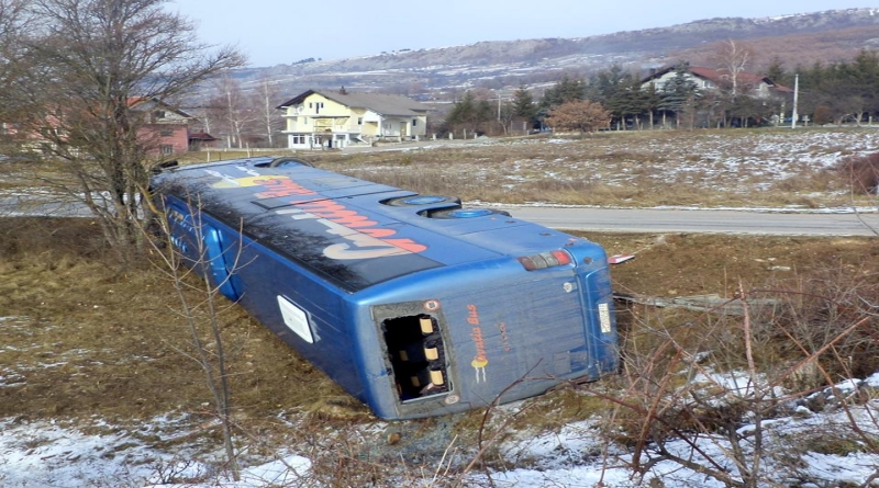 Livno: Autobus Croatiabus sletio s prometnice i prevrnuo se na bok