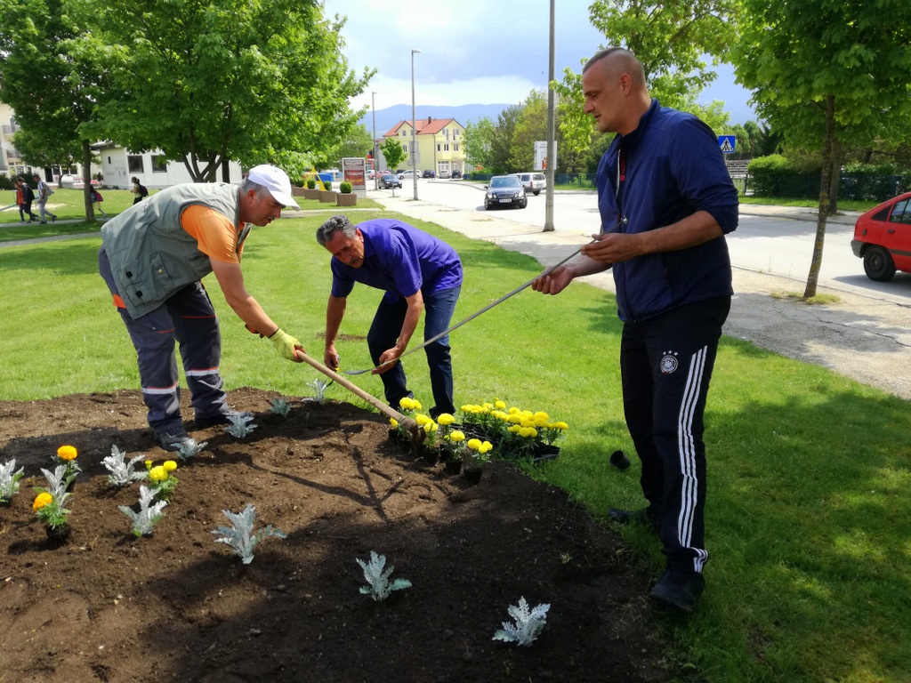 TOMISLAVGRAD: DJELATNICI KOMUNALNOGA PODUZEĆA UREĐUJU ZELENE POVRŠINE