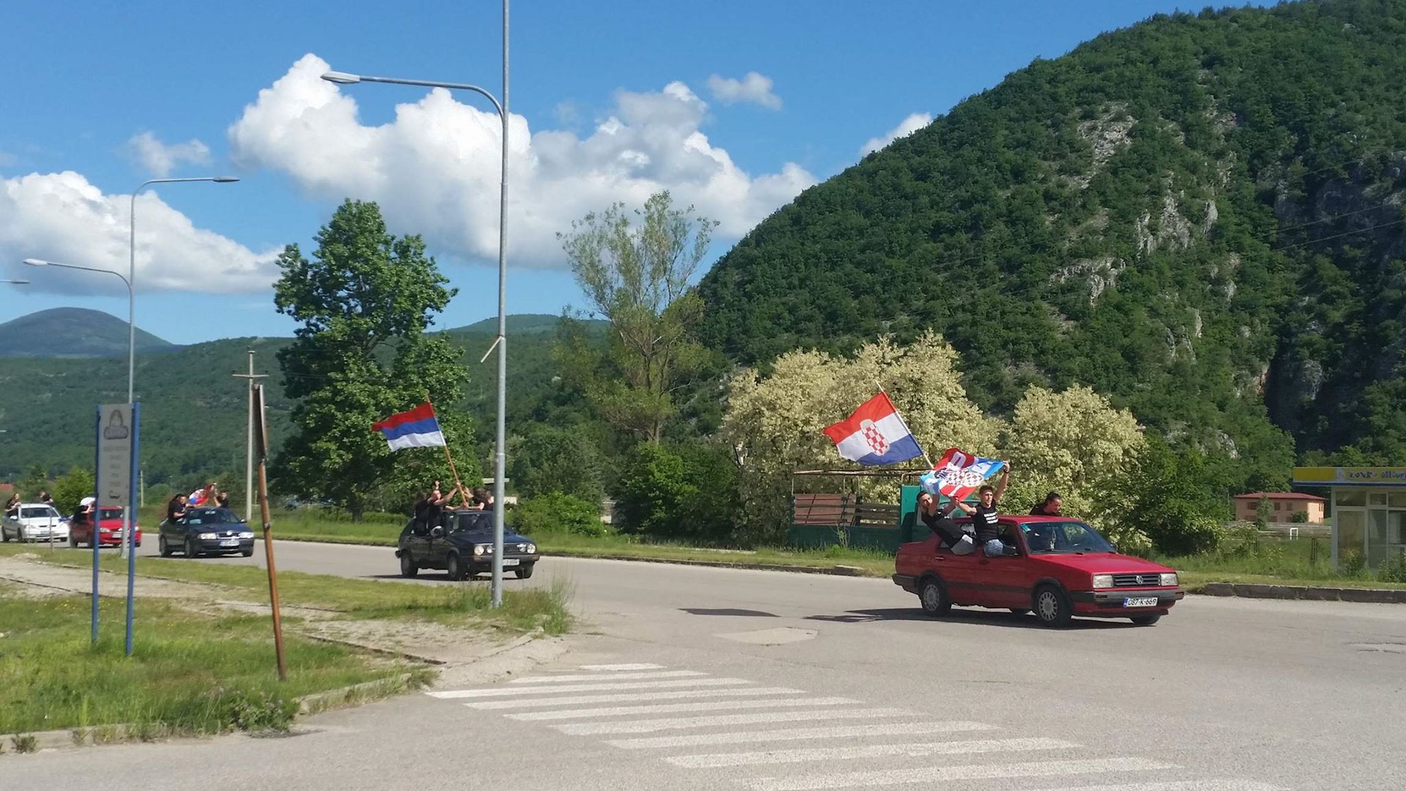 Drvarski maturanti proslavili zadnji dan skolovanja uz srpske i hrvatske zastave