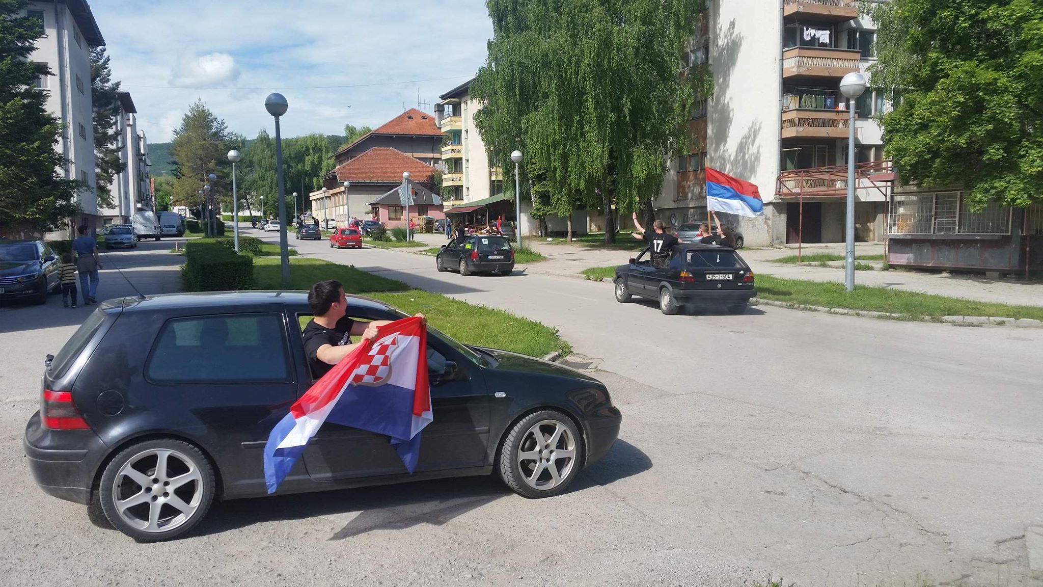 Drvarski maturanti proslavili zadnji dan skolovanja uz srpske i hrvatske zastave