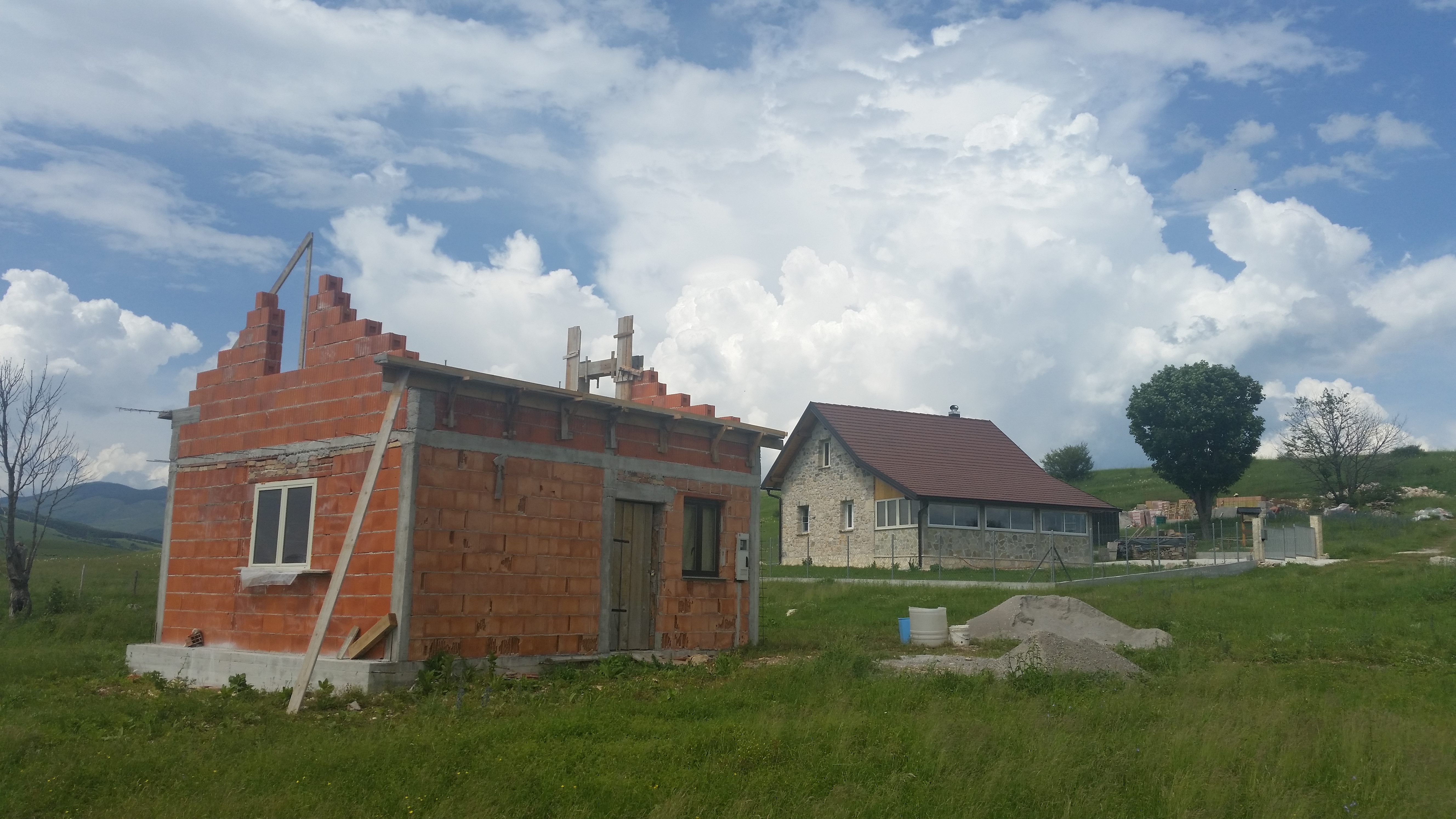 (FOTO) Fenomen sela Korita kod Bos. Grahova – Hrvati se vraćaju nakon 75 godina i kupuju svoju očevinu na kojoj grade kuće