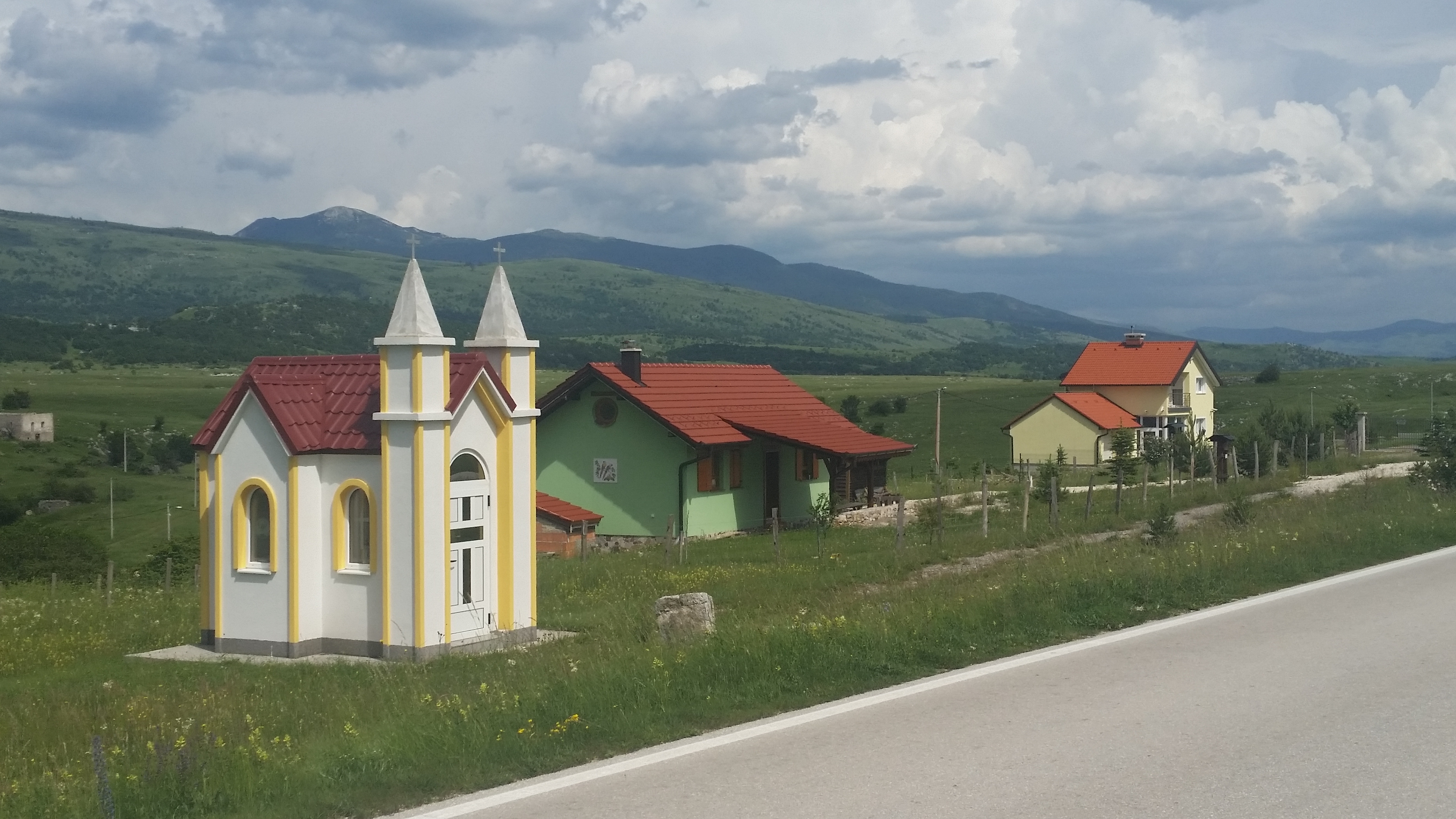 (FOTO) Fenomen sela Korita kod Bos. Grahova – Hrvati se vraćaju nakon 75 godina i kupuju svoju očevinu na kojoj grade kuće