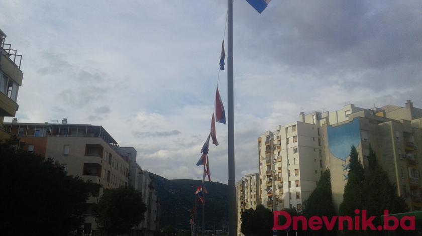 (FOTO) Mostar ukrašen zastavama hrvatskog naroda u BiH