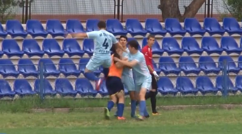 (VIDEO) Haos u Livnu: Potukli se igrači Troglava i Čapljine, pomoćni sudija dobro prošao