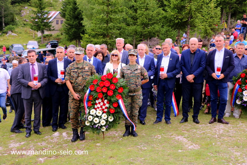 FOTO: OBILJEŽENA 25. OBLJETNICA ZLOČINA POČINJENOG NA STIPIĆA LIVADI