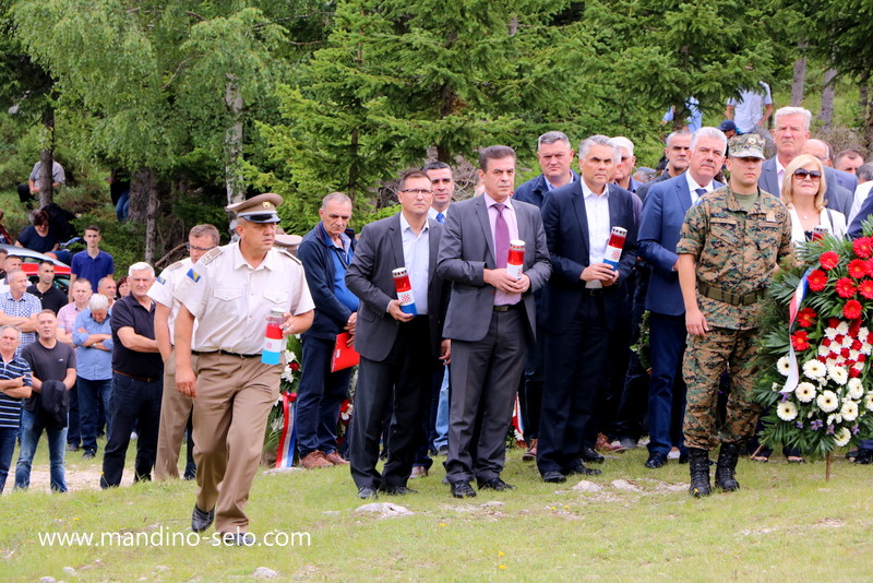 FOTO: OBILJEŽENA 25. OBLJETNICA ZLOČINA POČINJENOG NA STIPIĆA LIVADI