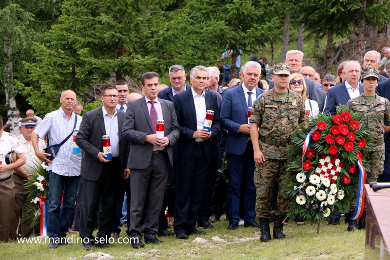 FOTO: OBILJEŽENA 25. OBLJETNICA ZLOČINA POČINJENOG NA STIPIĆA LIVADI