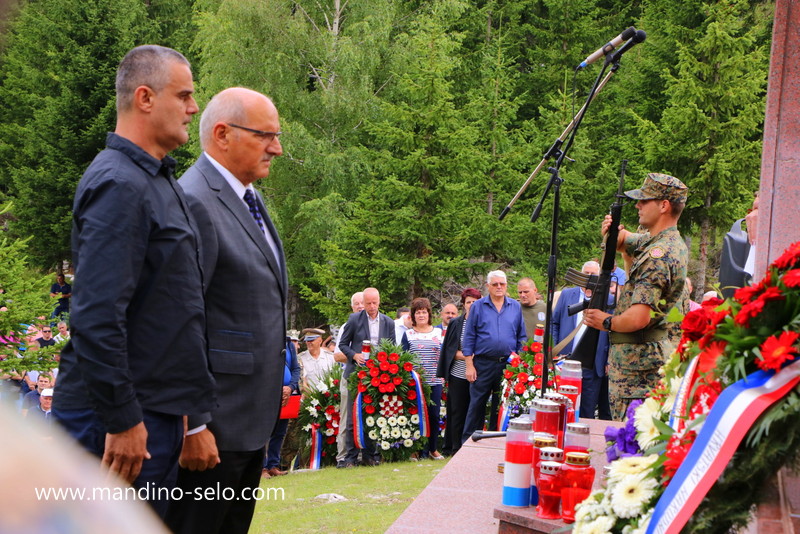 FOTO: OBILJEŽENA 25. OBLJETNICA ZLOČINA POČINJENOG NA STIPIĆA LIVADI