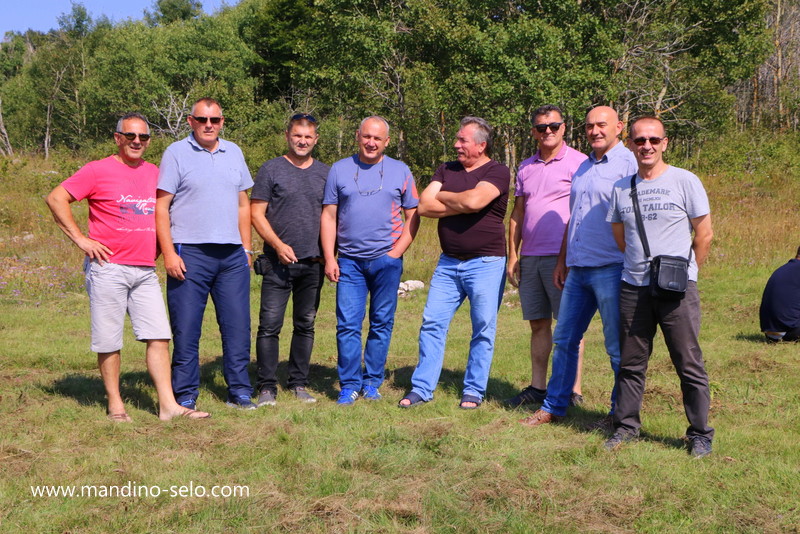 FOTO: NA PAKLINAMA OBILJEŽENA 74. OBLJETNICA POKOLJA NAD ŽITELJIMA VEDAŠIĆA I LETKE