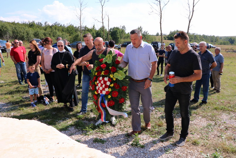 FOTO: NA PAKLINAMA OBILJEŽENA 74. OBLJETNICA POKOLJA NAD ŽITELJIMA VEDAŠIĆA I LETKE