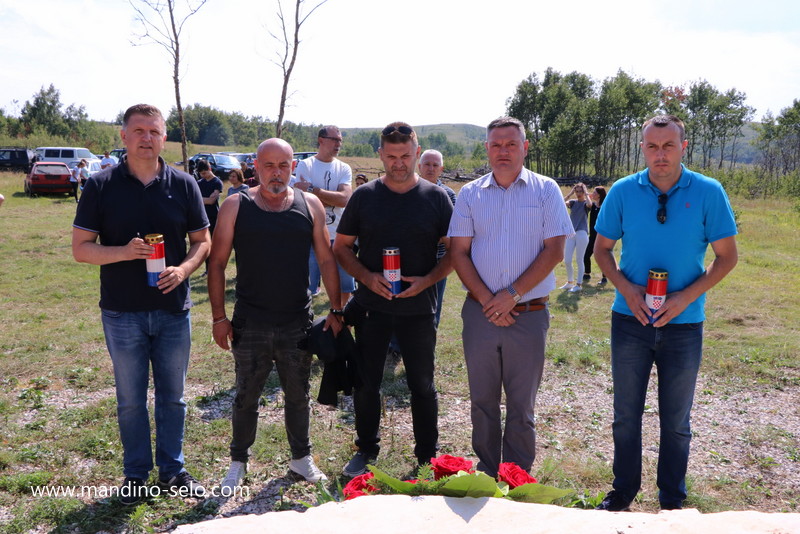 FOTO: NA PAKLINAMA OBILJEŽENA 74. OBLJETNICA POKOLJA NAD ŽITELJIMA VEDAŠIĆA I LETKE