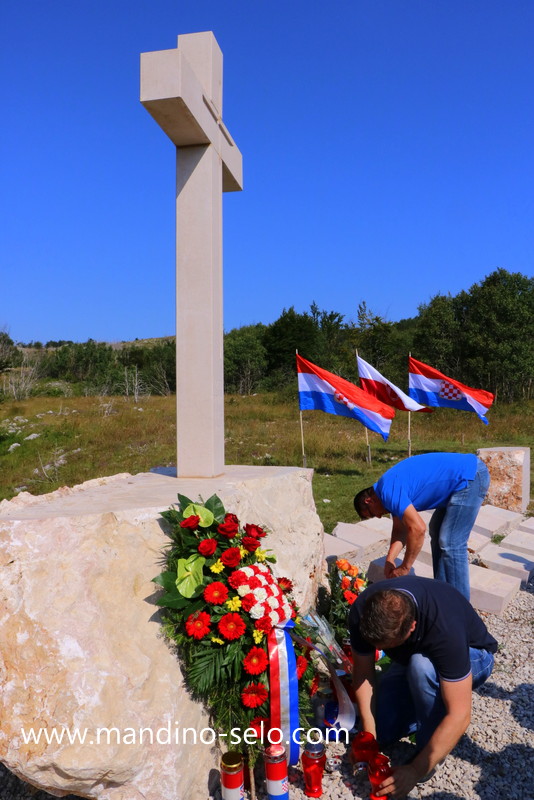 FOTO: NA PAKLINAMA OBILJEŽENA 74. OBLJETNICA POKOLJA NAD ŽITELJIMA VEDAŠIĆA I LETKE