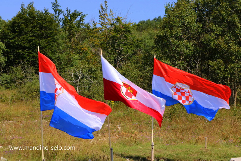 FOTO: NA PAKLINAMA OBILJEŽENA 74. OBLJETNICA POKOLJA NAD ŽITELJIMA VEDAŠIĆA I LETKE