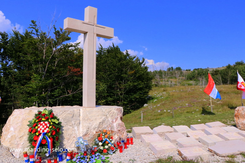 FOTO: NA PAKLINAMA OBILJEŽENA 74. OBLJETNICA POKOLJA NAD ŽITELJIMA VEDAŠIĆA I LETKE