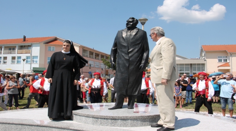 U Tomislavgradu svečano otkriven spomenik dr. Franji Tuđmanu