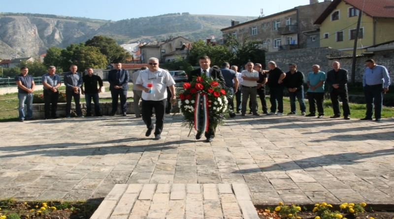 Položeni vijenci i upaljene svijeće na Spomenik poginulim za slobodu hrvatskog naroda u Livnu