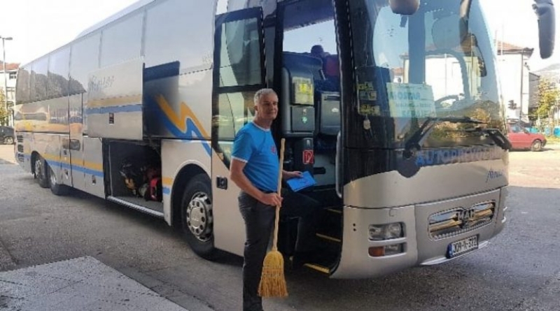 Lijanović u kampanju krenuo autobusom i s metlom pa doživio lakšu nesreću