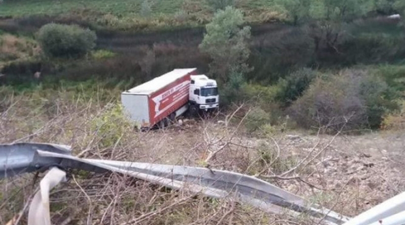 Vozač kamiona sletio u kanjon Šujice