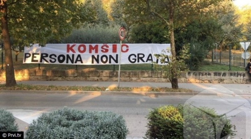 Na mostarskim ulicama noćas je postavljen plakat "Komšić - persona non grata"