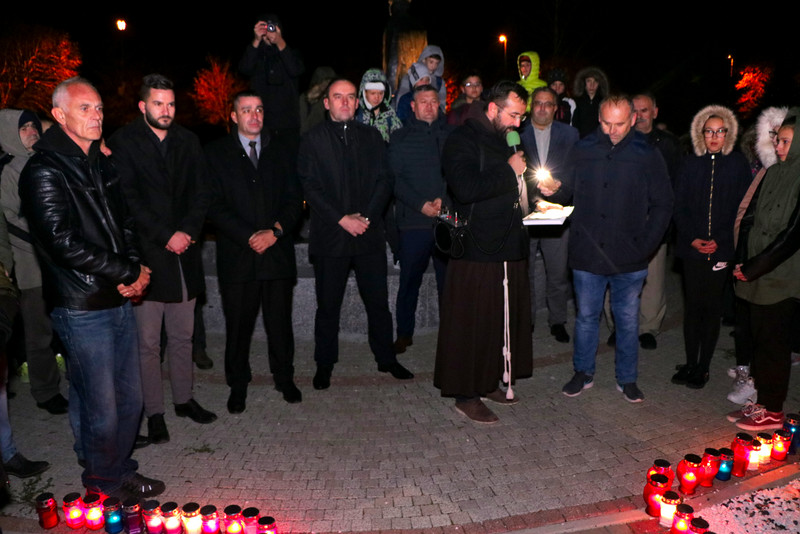 FOTO: DUVNJACI SE POMOLILI I UPALILI 700 SVIJEĆA ZA VUKOVARSKE ŽRTVE