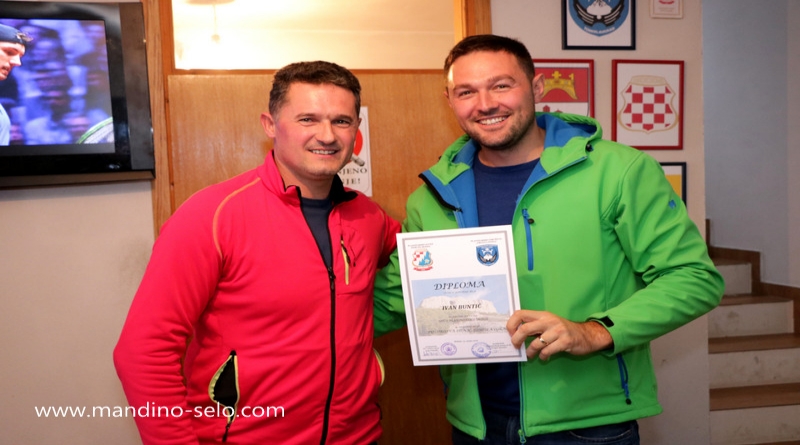 FOTO: POLAZNICIMA OPĆE PLANINARSKE ŠKOLE URUČENE DIPLOME