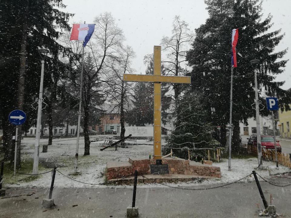 FOTO: U Glamoču zavladao božićni ugođaj