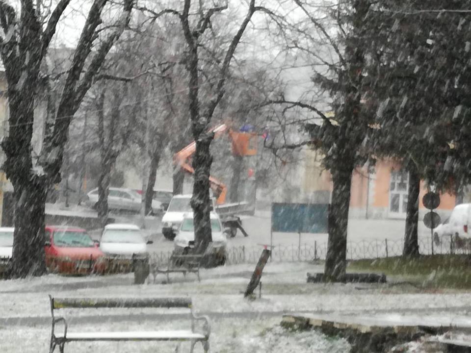 FOTO: U Glamoču zavladao božićni ugođaj