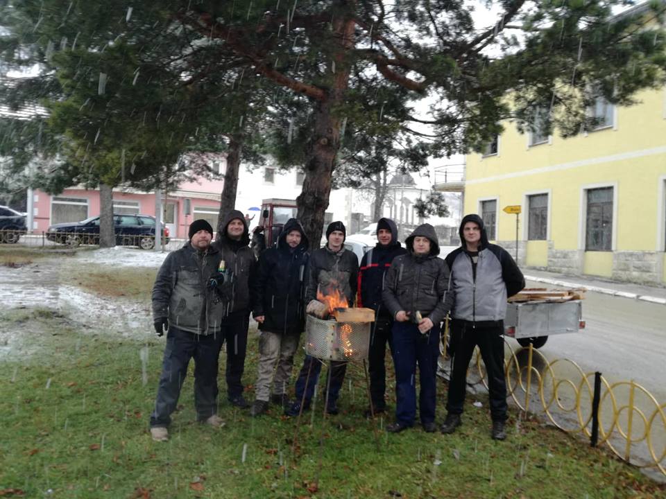 FOTO: U Glamoču zavladao božićni ugođaj