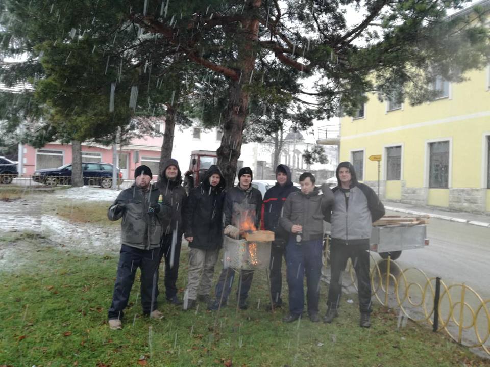 FOTO: U Glamoču zavladao božićni ugođaj