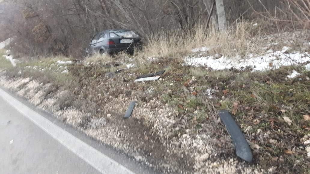 FOTO: Prometna nesreća na putu Glamoč-Livno